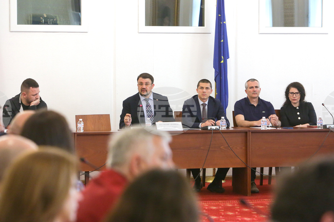 Народно събрание - кръгла маса