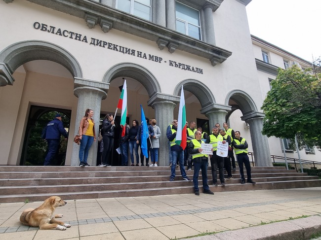Връщане на 24-часовия режим на работа и по-добри доходи поискаха служители на следствения арест в област Кърджали