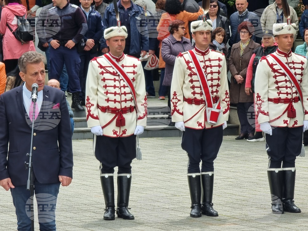 Пазарджик - церемония за тържественото връчване на знамето на XVIII ученически гвардейски отряд