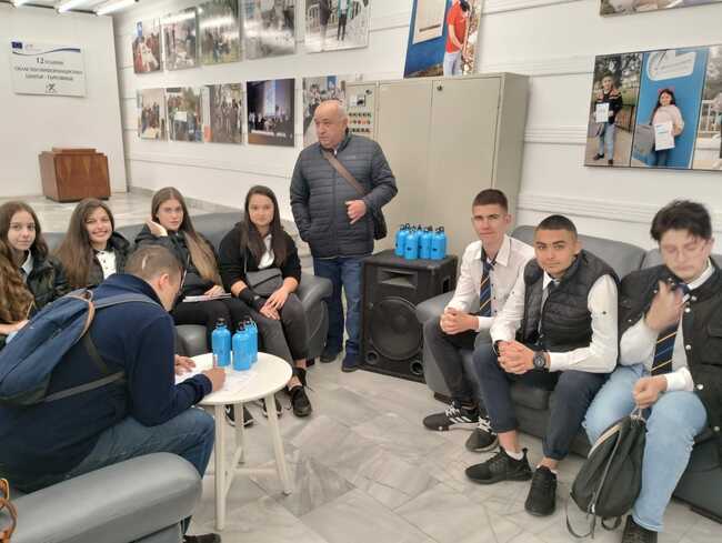 Възможностите на дуалното обучение представи пред ученици от Търговище местният Областен информационен център