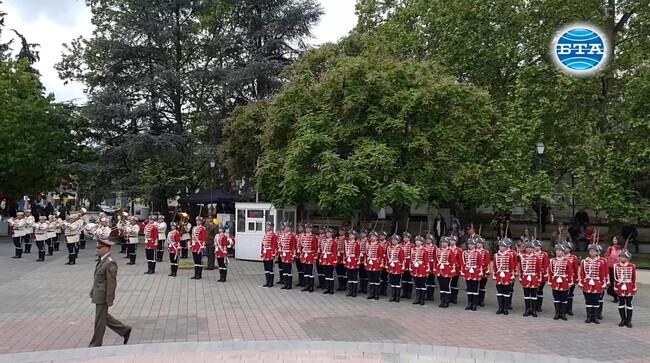 Вицепрезидентът Илияна Йотова бе гост на церемонията за тържественото връчване на знамето на XVIII ученически гвардейски отряд в Пазарджик