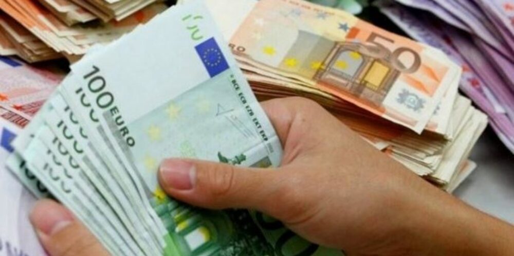 АТА: Обменният курс на еврото падна с 3% спрямо албанската валута през тази година