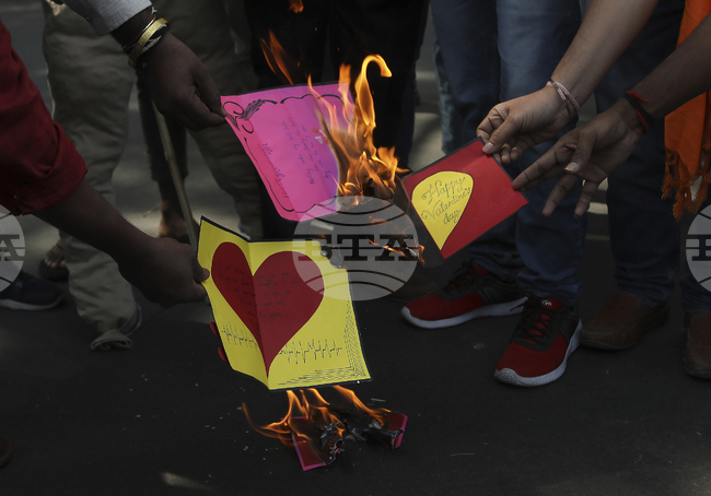 Полицията в Букурещ задържа две "магьосници", измамили жена с над 30 000 евро