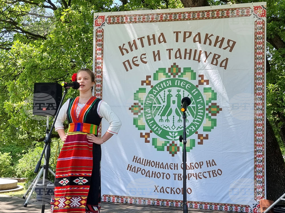 С тракийско хоро край Хасково започна фолклорният събор "Китна Тракия пее и танцува"