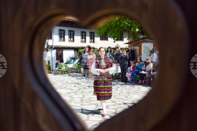 Разлог - автентични носии - ревю