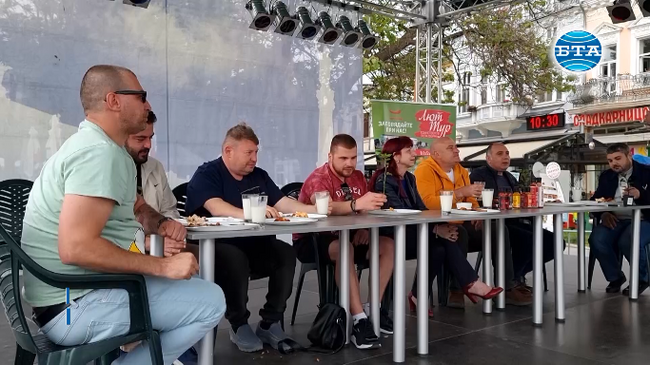 Осем участници се включиха в надпреварата "Надяждане с люти чушки" в Русе