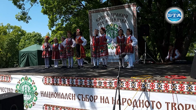 С тракийско хоро край Хасково започна фолклорният събор "Китна Тракия пее и танцува"