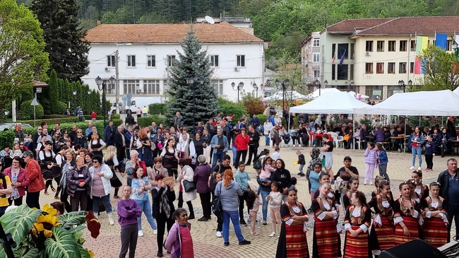 Празник в памет на народната певица Гюрга Пинджурова събра стотици певци и танцьори в Трън