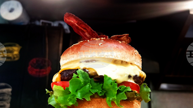 Млад мъж е в критично състояние в Гърция, след като се опитал да глътне цял бургер