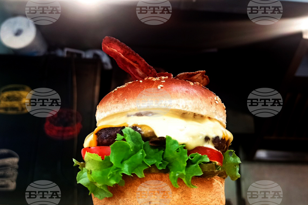 Млад мъж е в критично състояние в Гърция, след като се опитал да глътне цял бургер