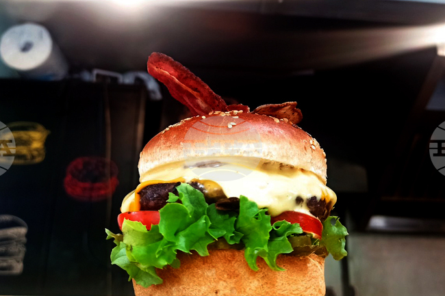 Млад мъж е в критично състояние в Гърция, след като се опитал да глътне цял бургер