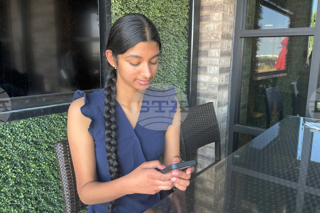 Индийски щат обмисля забрана на социалните мрежи за непълнолетните