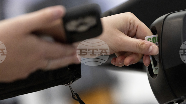 Милиони гръцки граждани все още не са сменили старите си лични карти с нови