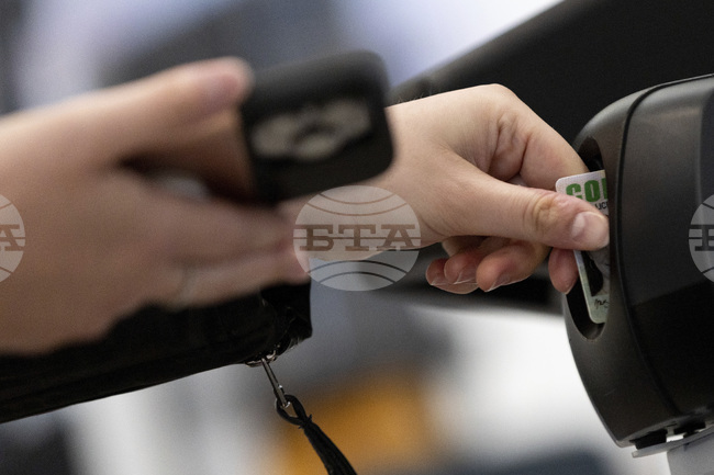 Милиони гръцки граждани все още не са сменили старите си лични карти с нови