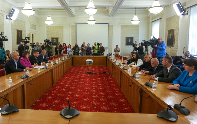 От БСП не дадоха окончателен отговор дали ще подкрепят кабинет с мандата на ГЕРБ, ще питат членовете на партията