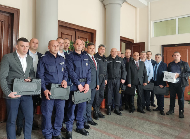 Пистолети „Валтер“ и дрон получиха от главния секретар на Министерство на вътрешните работи служители на Областната дирекция в Кърджали