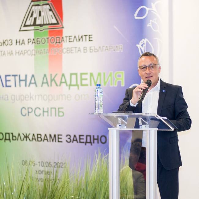 Учениците имат по няколко оценки и не би трябвало да има проблем с оформянето им в края на първия учебен срок, каза за БТА Диян Стаматов
