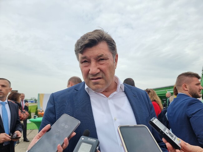 В складовете у нас има над 3 млн. тона хлебна пшеница, 1,3 млн. тона слънчоглед, каза председателят на Асоциацията на земеделските производители