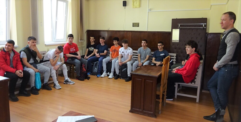 Районен съд – Разград: Единайсетокласници от НПТГ „Шандор Петьофи“ изслушаха беседа за пътно-транспортните престъпления и нарушения в зала №1 на Районен съд - Разград