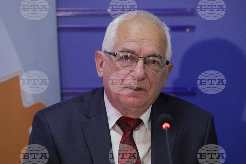 Областният управител на Кюстендил Александър Пандурски остава на поста си