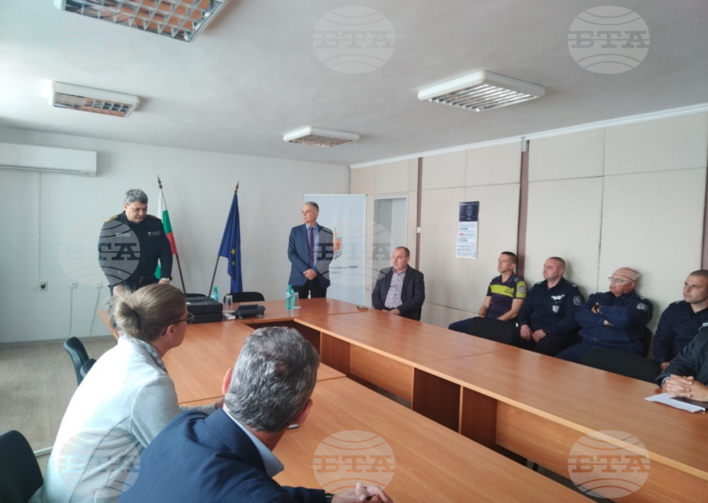 Главният секретар на МВР Петър Тодоров връчи нови пистолети на полицаи в Ямбол