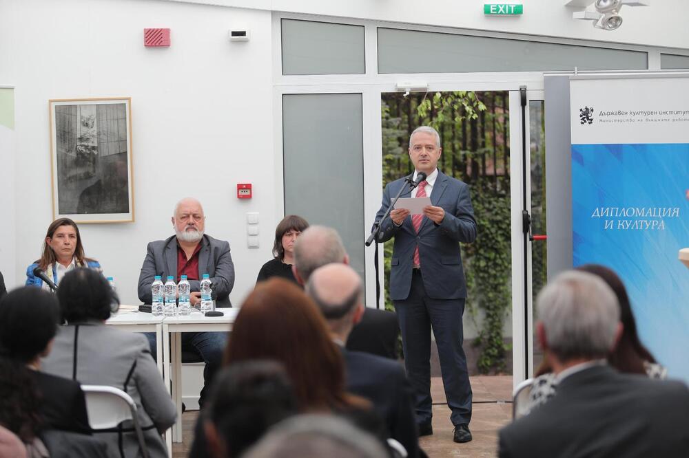 МВнР: Министър Иван Кондов участва в поетичния рецитал „Франкофонски музи“, посветен на 30-годишнината от членството на България във Франкофонията