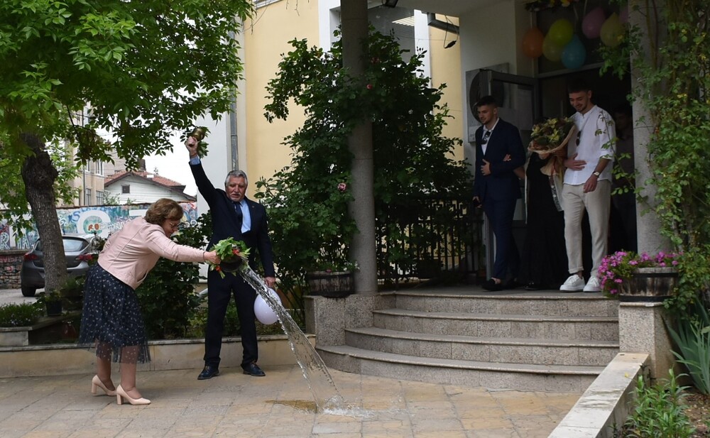 Община Ловеч: Кметът на Ловеч плисна менче с вода за „На добър час!“ пред абитуриентите на Езиковата гимназия