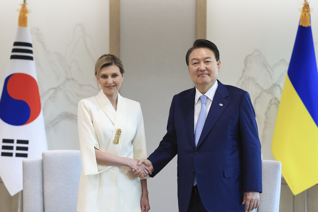 Президентът на Южна Корея обеща да разшири несмъртоносна помощ за Киев на среща с първата дама на Украйна