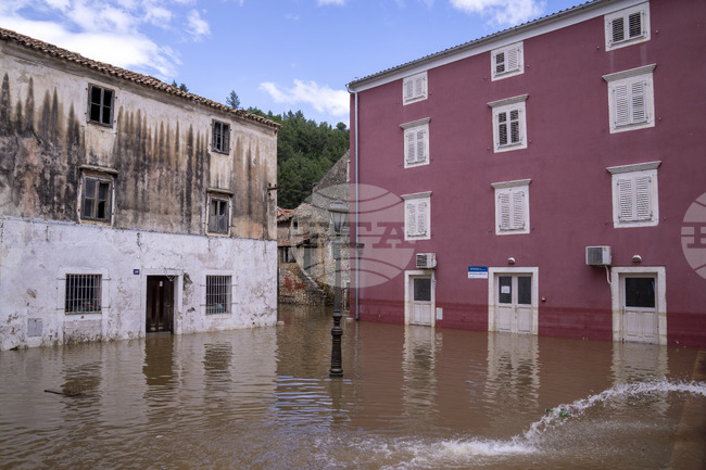 Силна буря наводни градските улици в Южна Хърватия
