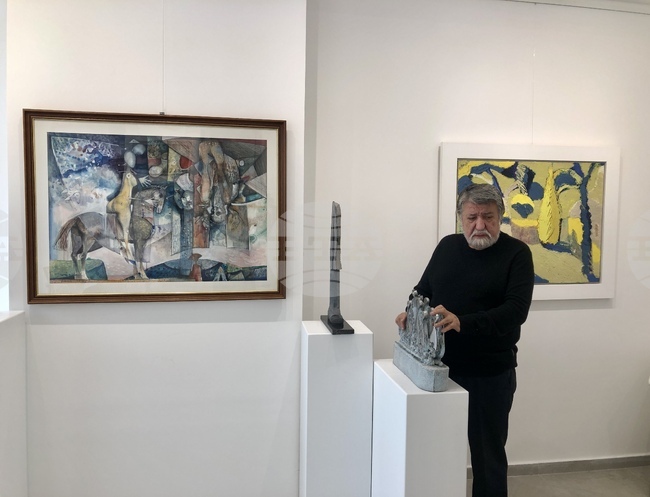 Вежди Рашидов подрежда свои картини в изложба заедно с приятели