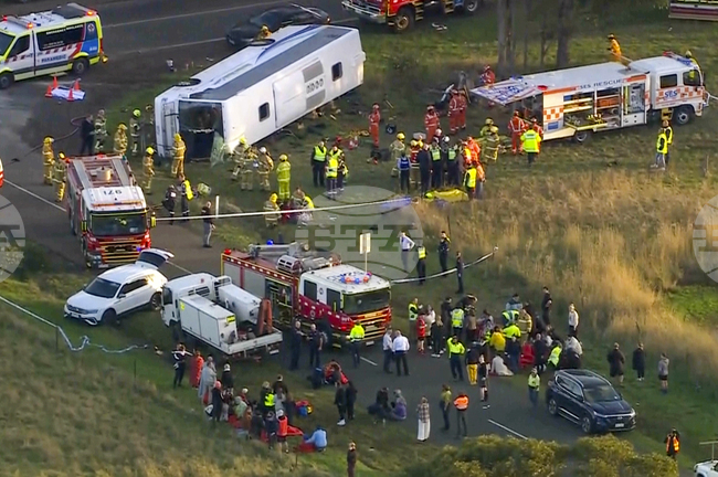 Училищен автобус се преобърна в Австралия; загина момиче, 11 ученици са ранени