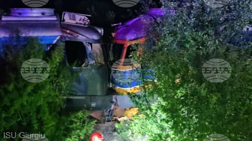 Два локомотива се удариха в Румъния; ранени са машинистите