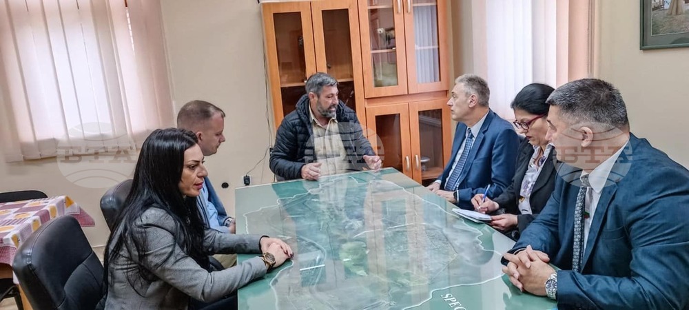 Посланикът ни в Сърбия обсъди с училищен директор възможността за часове по български в банатско село