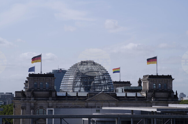 Наредиха на германските депутати да махнат всички знамена от кабинетите си в Бундестага, включително тези на общността ЛГБТК+