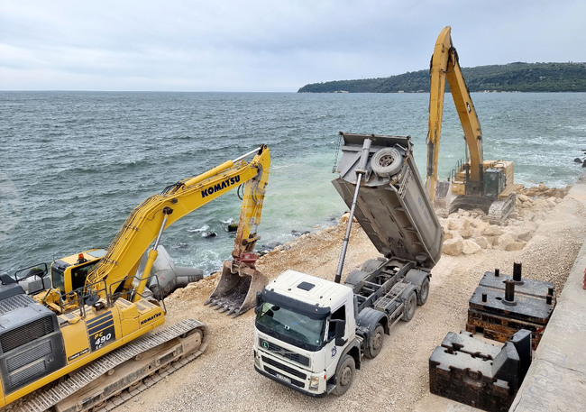 Варна - вълнолом - ремонт