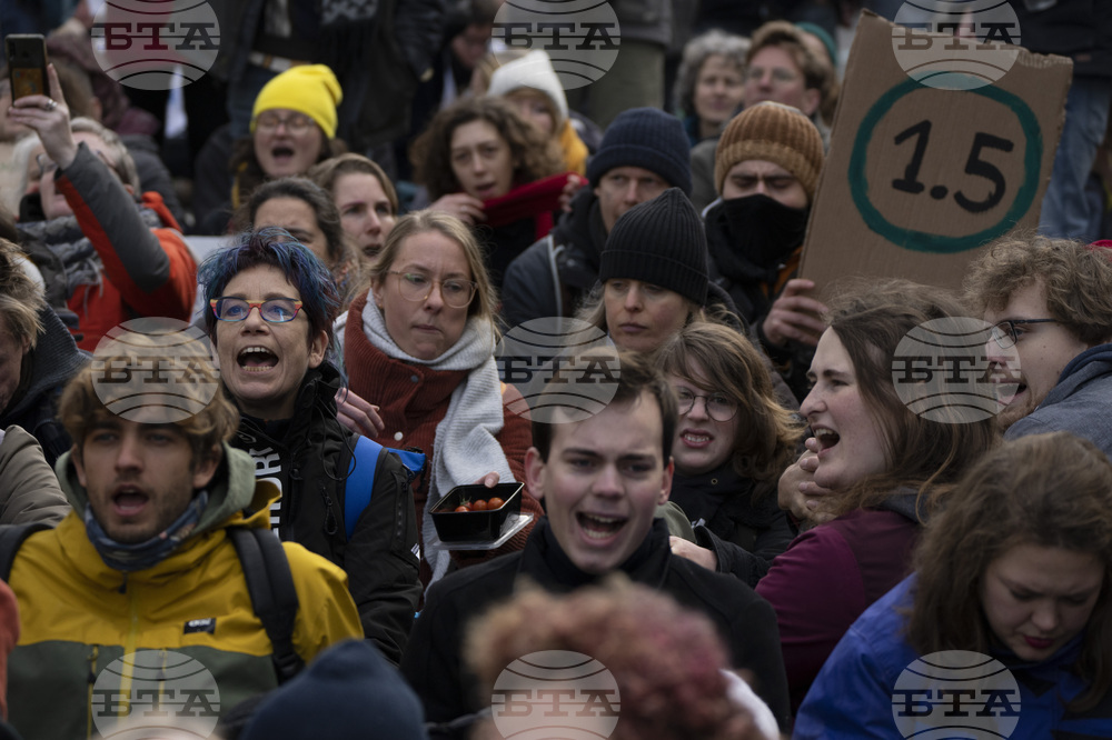 Нидерландската полиция арестува стотици протестиращи срещу климатичните промени в Хага