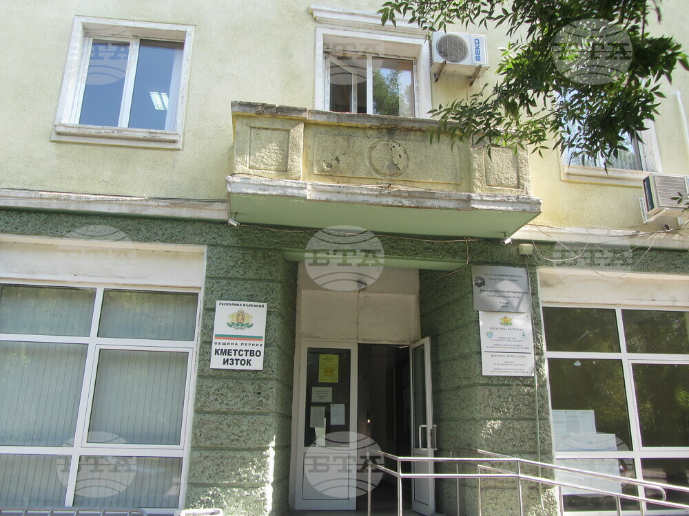 Перничанин е задържан за непристойно поведение в кметство
