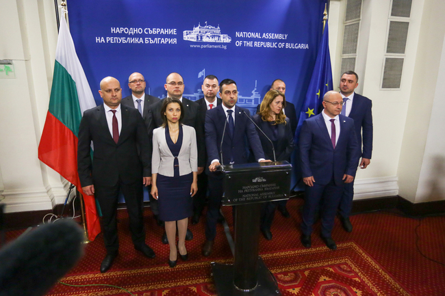 Настояваме да бъде прекратена техническата подготовка за влизане в еврозоната, заяви Деян Николов от „Възраждане“