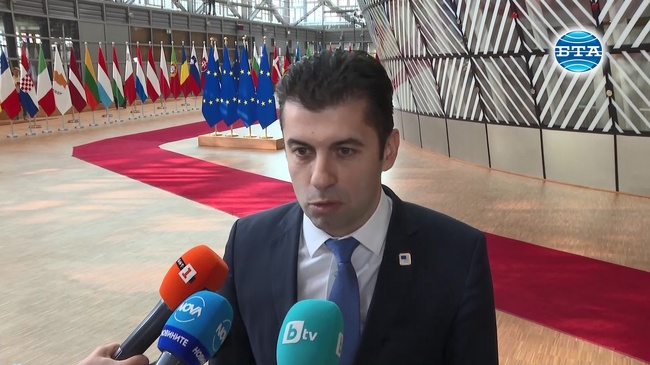 Благодаря на всички хора, които излязоха вчера на площада, заяви премиерът Петков по повод подкрепата у нас за Украйна