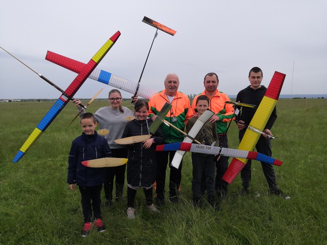 Община Ловеч: Две купи за младите авиомоделисти на Моделклуб - Ловеч