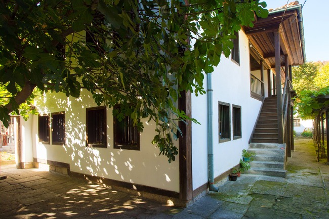 Клуб култура за Шумен: Изложба на колекции от шапки и звънчета представя „Клуб култура за Шумен“ в Нощта на музеите 