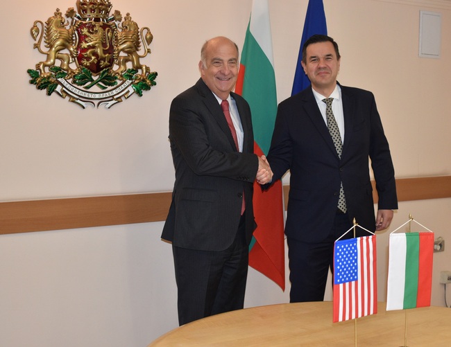 Economy and Industry Minister, US Ambassador Discuss Intensifying Cooperation