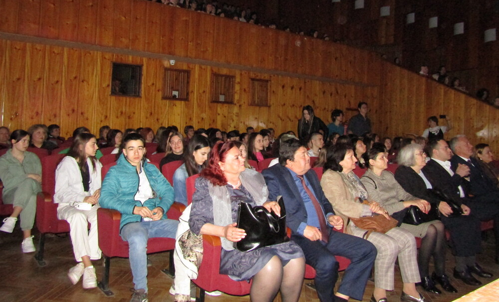 Областна администрация Добрич: Атанас Дучев бе гост на патронния празник на ЕГ „Гео Милев“