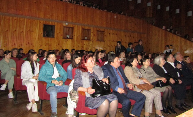 Областна администрация Добрич: Атанас Дучев бе гост на патронния празник на ЕГ „Гео Милев“