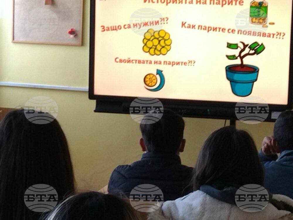 Ректорът на БСУ говори пред ромски ученици за финансовата грамотност