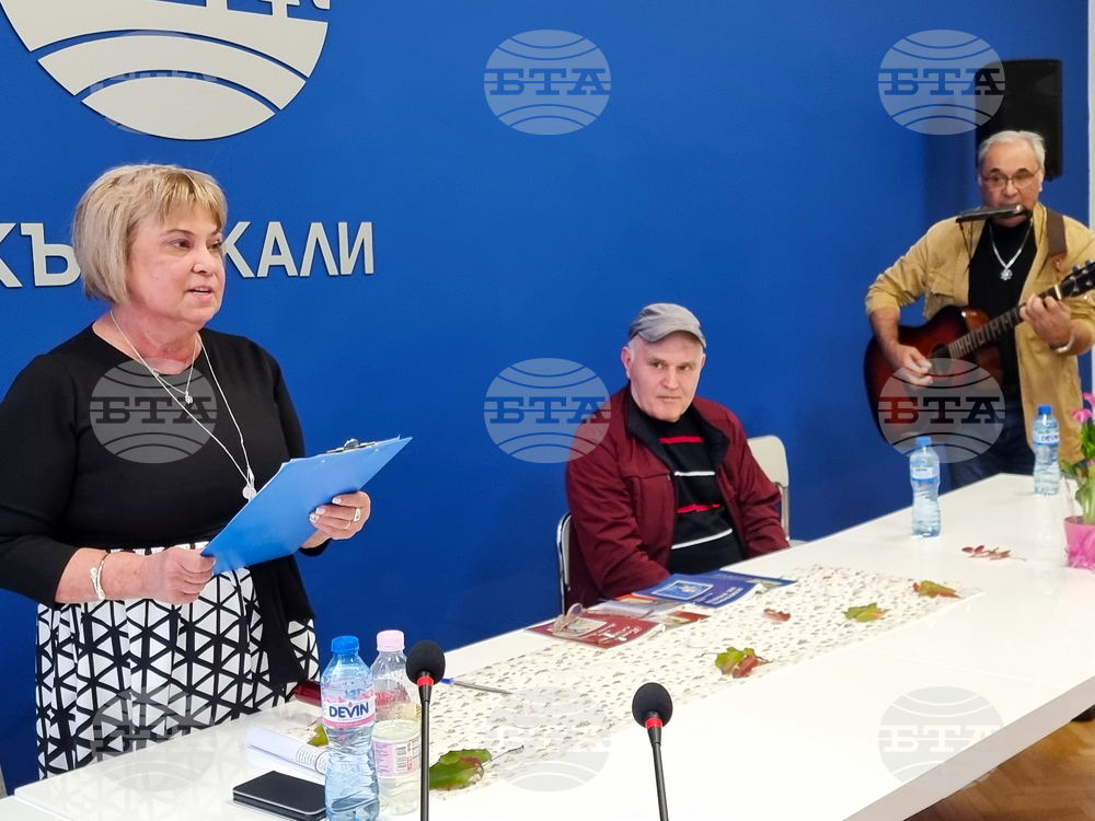 Три нови свои книги представи поетесата и детска писателка Виолета Михова в Кърджали