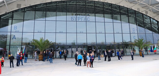 Министерство на младежта и спорта: „Арена Бургас" беше открита официално в присъствието на президента Румен Радев, министър Весела Лечева и кмета на града Димитър Николов