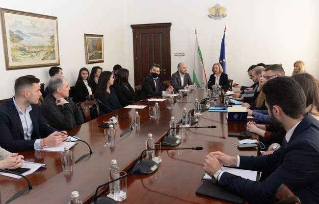 Министър Йорданова организира  дискусия  със студенти за актуализиране  на юридическото образование