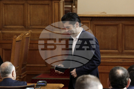 Парламент - заседание - Кирил Петков