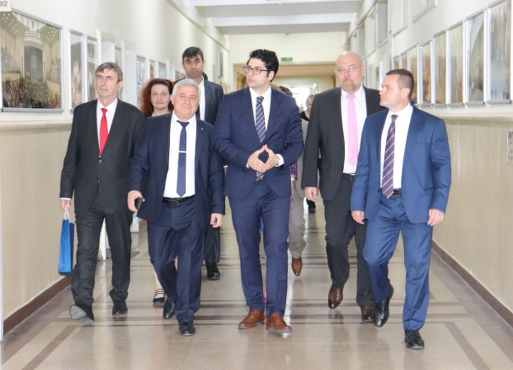 Областна администрация Русе: Преподавателите от „Финансова математика“ с грамота на областния управител, Станев с кристален приз за подкрепа на специалността 